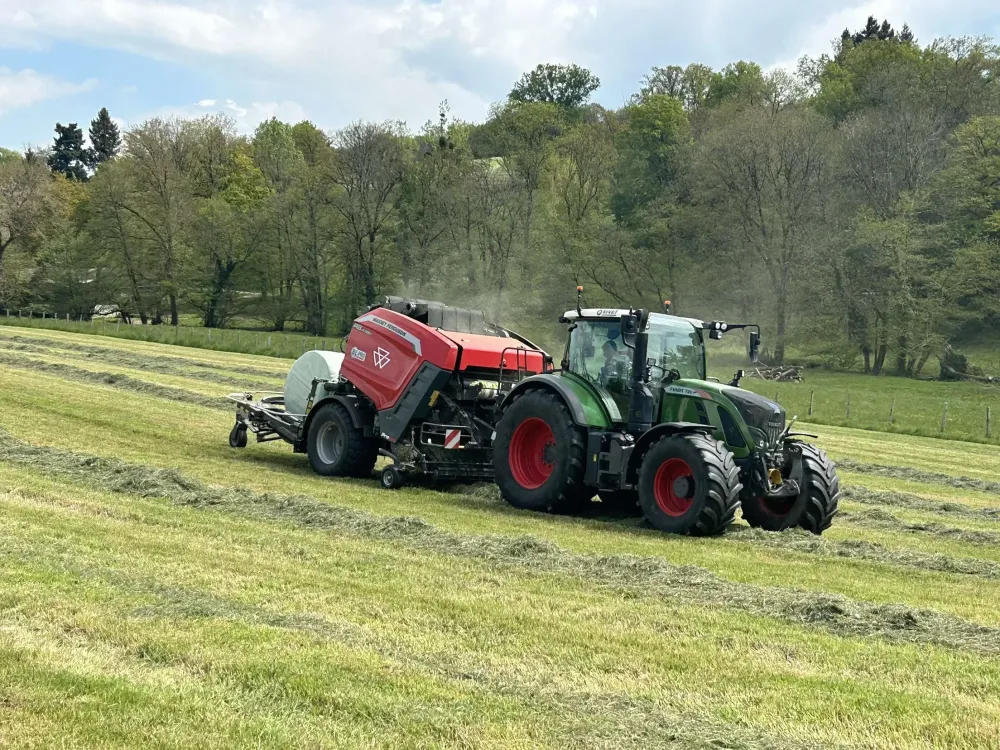 travaux de labourage et semis près de Nexon