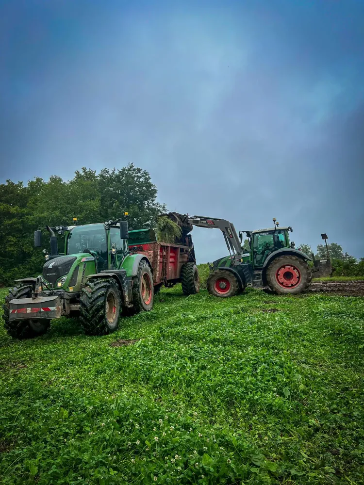 travaux agricoles en zone rurale près de Nexon